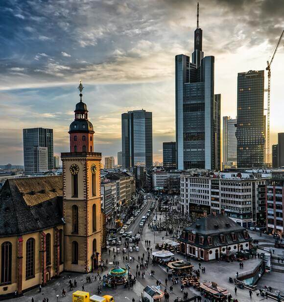 prius-capital-frankfurt-skyline-bahnhofsviertel-sonne-bank-finance-580x616px